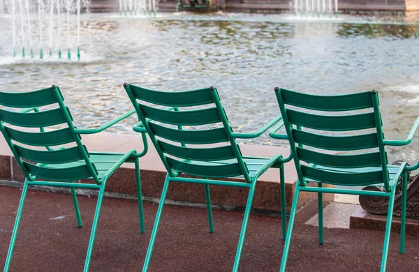 Metalen Fauteuils Voor Ontspanning Bij Fontein Close — Stockfoto