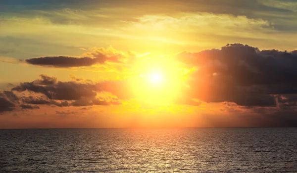 Puesta Sol Hermoso Cielo Nublado Sobre Mar — Foto de Stock