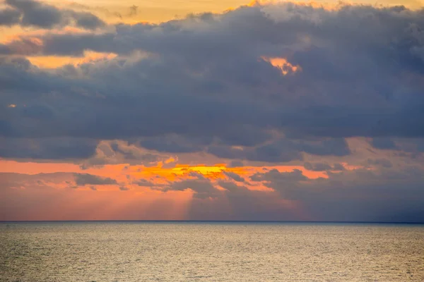 Закат Красивом Облачном Небе Над Морем — стоковое фото