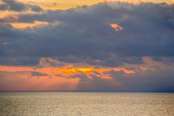 Coucher Soleil Dans Beau Ciel Nuageux Sur Mer — Photo