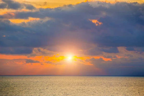 海の上の美しい曇り空の夕日 — ストック写真