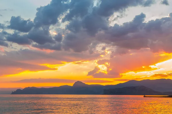 Hermosa Puesta Sol Sobre Las Montañas Junto Costa Del Mar —  Fotos de Stock