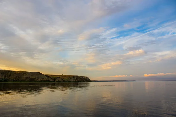 Beautiful River Bank Clouds Reflecting Water Surface — Stock Photo, Image