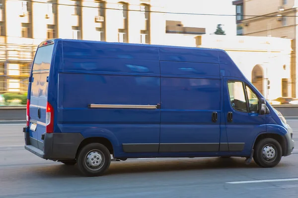 Minibusz Megy Város Utcáján — Stock Fotó