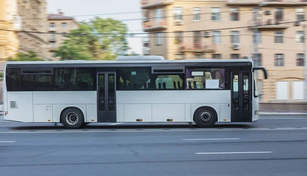 Corse Autobus Lungo Strada Della Città Durante Giorno — Foto Stock