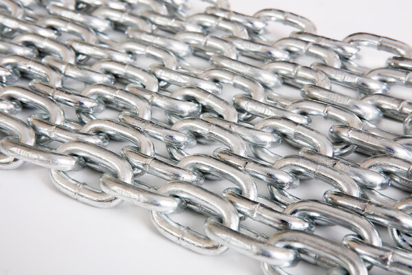 ряды цепи на белом фоне
