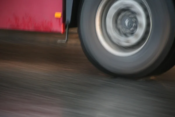 Rueda del autobús que va en la carretera —  Fotos de Stock