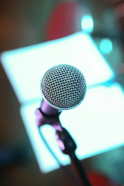 Mikrofon på scenen på nära håll — Stockfoto