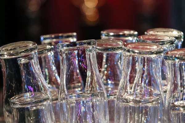 Bicchieri asciutti sul bancone — Foto Stock