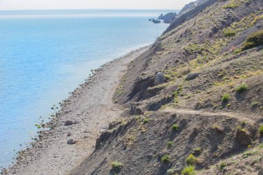 Dağın yakınındaki boş deniz plajı. Yukarıdan görüntüle