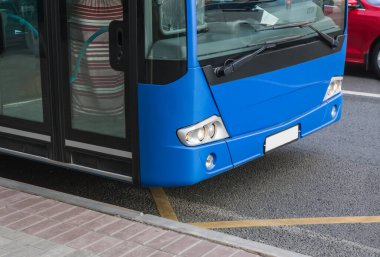 Şehir merkezindeki otobüs durağında yakın plan otobüs durağı.