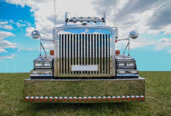 Велика Вантажівка Фоні Неба Крупним Планом — стокове фото