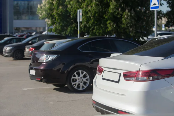 Auto Parkeerplaats Bij Het Winkelcentrum Bij Zonsondergang — Stockfoto