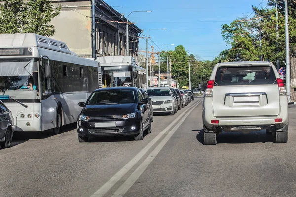 Tráfico Coches Una Calle Ciudad Día Verano — Foto de Stock