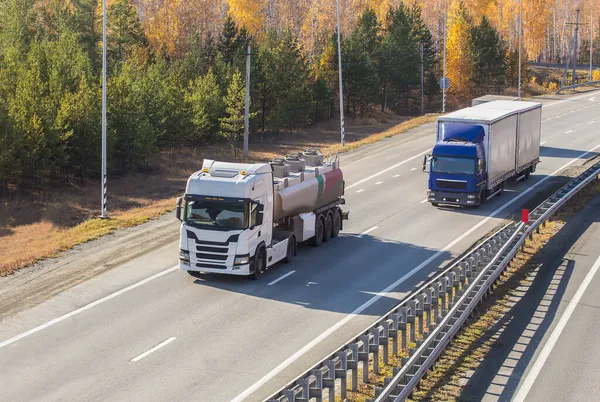 Lastbilar Rör Sig Längs Förortsmotorväg Hösten — Stockfoto