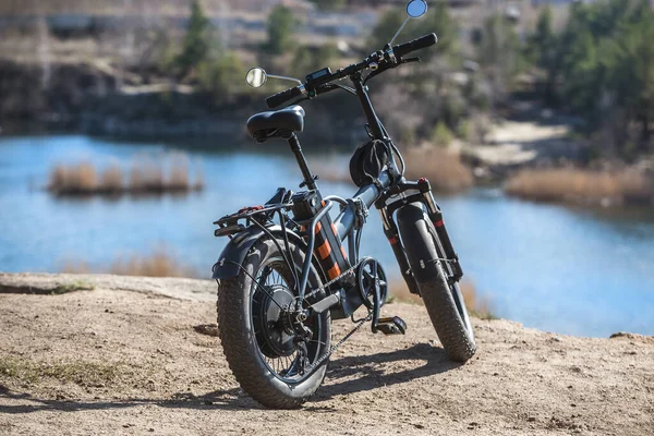 Vélo Électrique Sur Bord Une Rivière Après Midi Printemps — Photo