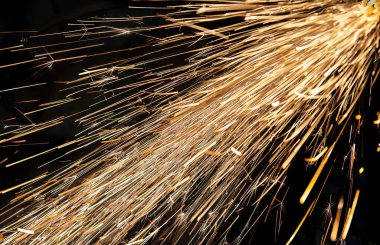 Parlak metal kıvılcımları koyu arkaplanda