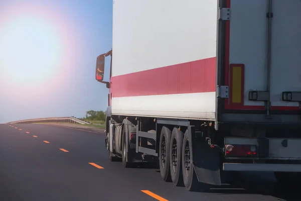 Vrachtwagen Gaat Snelweg Naar Zonsopgang — Stockfoto