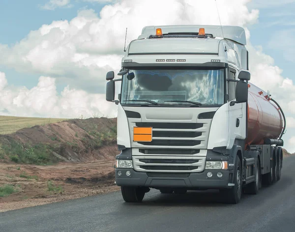 Camion Del Carburante Sta Muovendo Lungo Una Strada Campagna Primo — Foto Stock