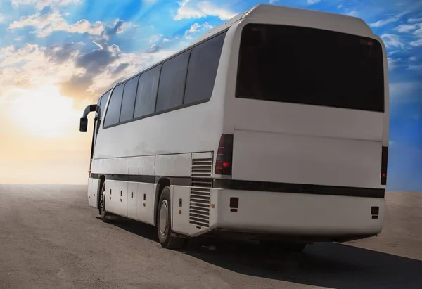 Autobus Turystyczny Porusza Się Wzdłuż Drogi Wschodzie Słońca Zachmurzonym Niebie — Zdjęcie stockowe
