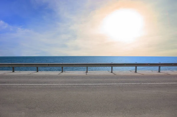 Asfalto Estrada Vazia Longo Costa Iluminada Pelo Sol — Fotografia de Stock