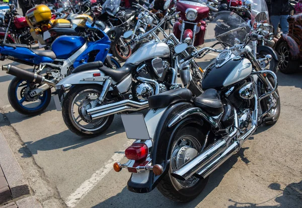 Wiele Motocykli Parkingu Asfalcie Zamknąć — Zdjęcie stockowe