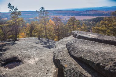 Dağın tepesinden sonbahar manzarasının panoramik görüntüsü