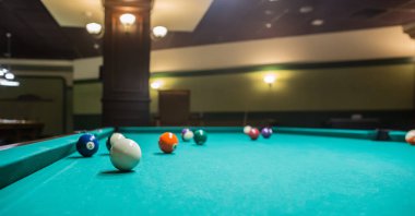 Renkli bilardo topları olan bilardo masası.