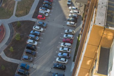 Arabalar bir apartmanın avlusuna park edilmiş. Yukarıdan görüntüle.