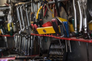 Atölyenin duvarında çeşitli aletler var.