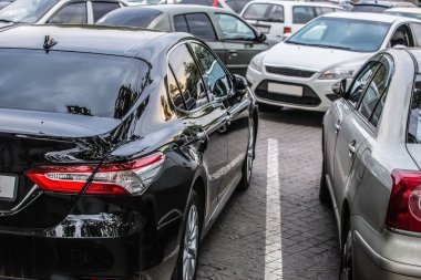 Arabalar dışarıda, otoparkta.