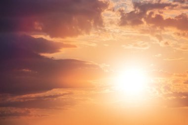 Gün batımında güneşli bulutlu güzel gökyüzü