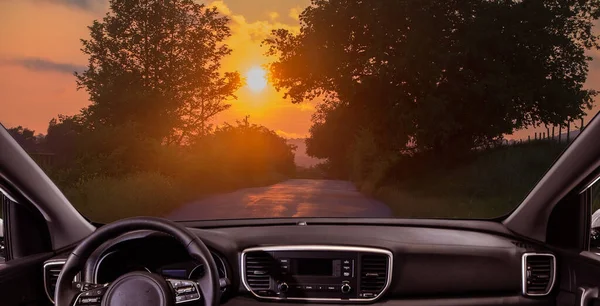 Vista Carro Estrada Asfalto Rural Pôr Sol Iluminado Pelo Sol — Fotografia de Stock