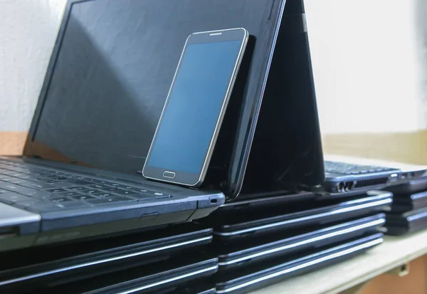 Laptops Ile Açık Izler Bir Cep Telefonu Portre — Stok fotoğraf