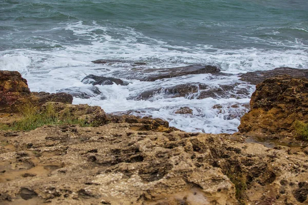 Surfen Sie Einer Felsigen Küste Aus Nächster Nähe Landschaft — Stockfoto