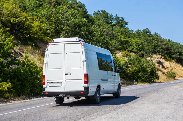 Minibus Déplace Long Une Route Campagne Sinueuse Dans Les Montagnes — Photo