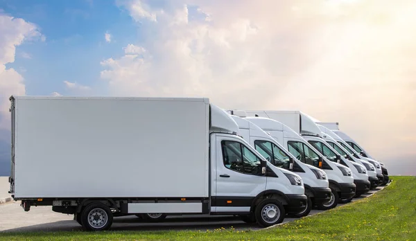 Vrachtwagens Koop Stock Lot Row Inventaris Van Autodealers Stockfoto