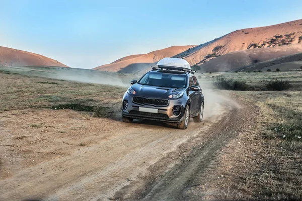 Suv Reizen Hooglanden Zomer Rechtenvrije Stockfoto's