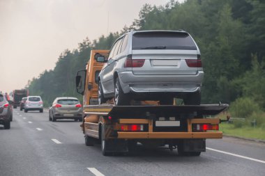 Yol taşımacılığına yardım. Hurda araba bozuldu.