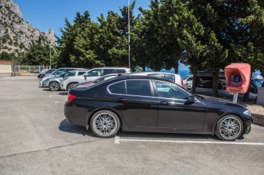 Arabalar deniz dağı kıyısındaki otoparkta.