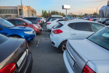 Alışveriş merkezinin yakınındaki otoparkta.
