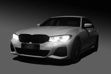 Karanlık arka planda modern bir araba..