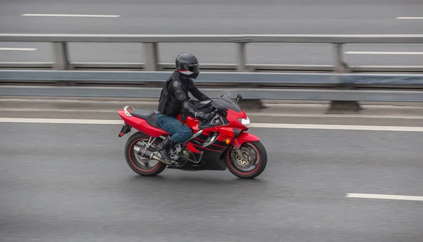 Motocycliste Dans Helmet Rides Moto Long Rue Ville — Photo