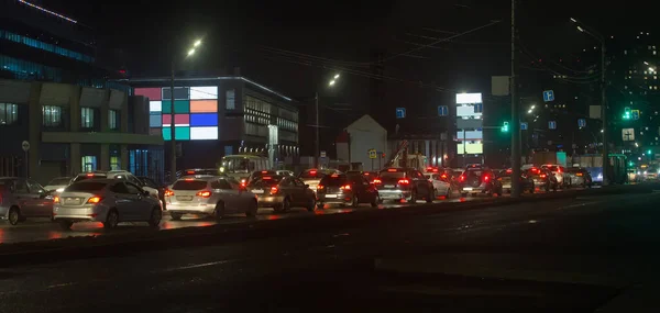 Κυκλοφορία Αυτοκινήτων Στο Νυχτερινό Δρόμο Στη Βιομηχανική Περιοχή Της Πόλης — Φωτογραφία Αρχείου
