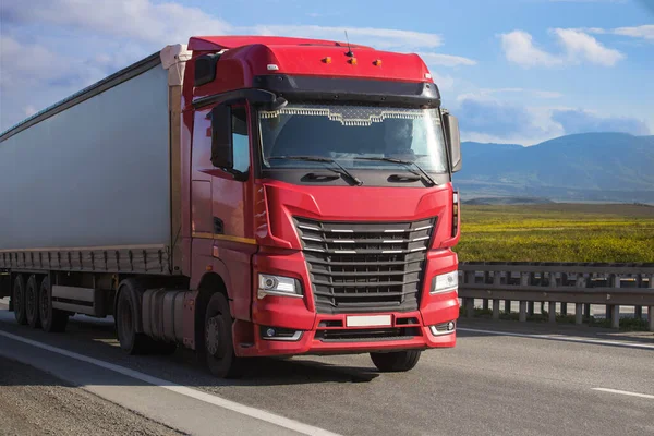 Stor Röd Lastbil Kör Förort Highway — Stockfoto