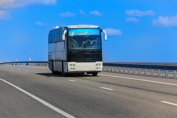 Autobus Turystyczny Przemieszcza Się Wzdłuż Przedmieścia Autostrady Letni Dzień — Zdjęcie stockowe