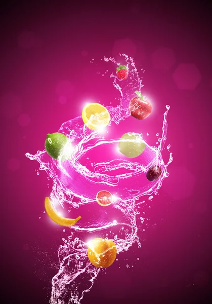 Fruta em água respingo fundo vermelho — Fotografia de Stock