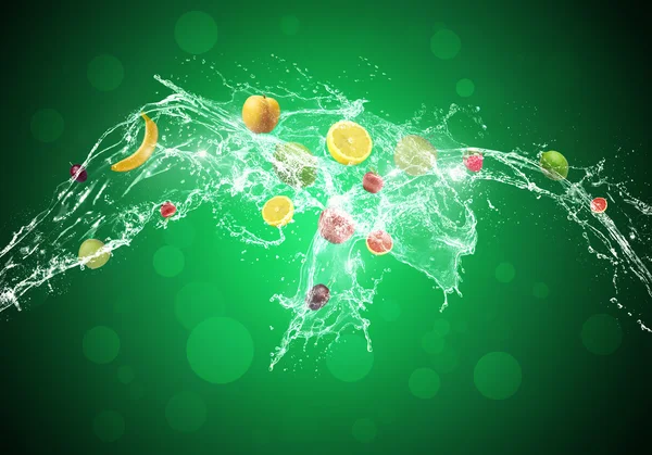 Fruit op water splash groene achtergrond — Stockfoto