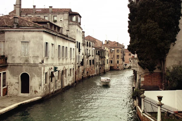 ヴェネツィアのチャンネルに浮かぶボート — ストック写真