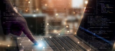 Önde gelen web geliştiricisi dizüstü bilgisayarda web sitesi için programlama kodunu giriyor. ortam arka planını karıştır